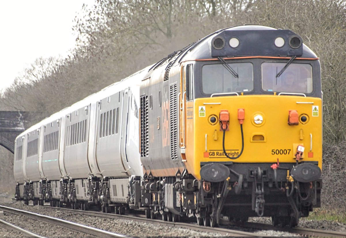 TSOUFC1988's tweet image. 50007 "Hercules"/50034 "Furious" dragging 805001 past Burbage Common on 5Q50 Oxley Car MD to Old Dalby. 
#gbrf
#class50
#class805
flic.kr/p/2ojQCM8