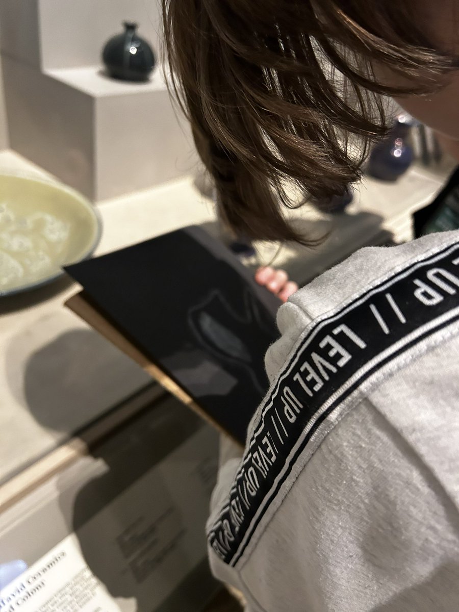 HansonTechArt's tweet image. Students exploring negative space when sketching objects in the Middle Eastern Gallery. #designlabnation