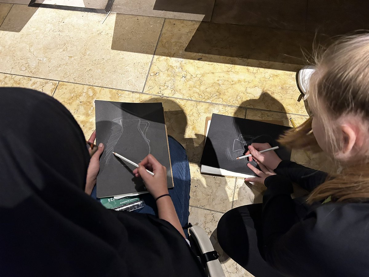 HansonTechArt's tweet image. Students exploring negative space when sketching objects in the Middle Eastern Gallery. #designlabnation