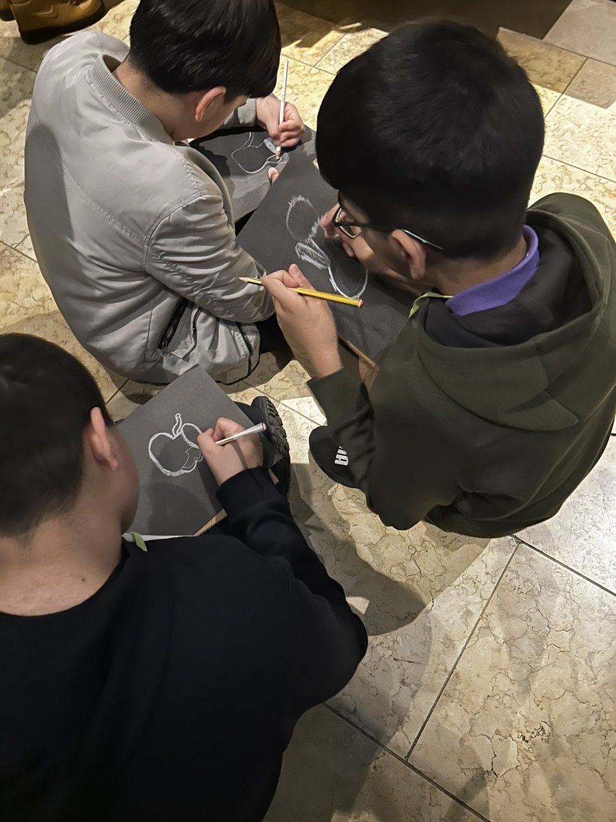 HansonTechArt's tweet image. Students exploring negative space when sketching objects in the Middle Eastern Gallery. #designlabnation