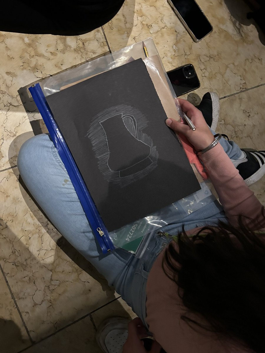 HansonTechArt's tweet image. Students exploring negative space when sketching objects in the Middle Eastern Gallery. #designlabnation