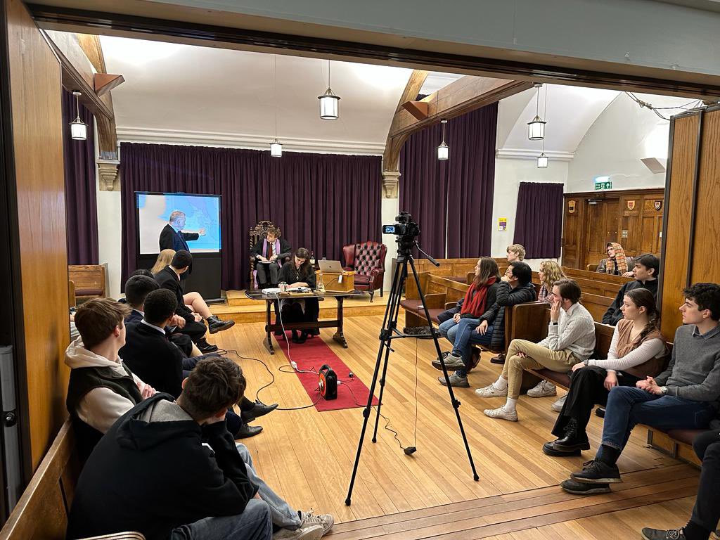 Ambassador @ElinSuleymanov made a presentation on topic “#Azerbaijan: Reliable Energy Supplier & Convenient Transport Hub” for students of @durham_uni. The presentation followed by interactive Q&A session. We thank @JordanKiss_, president of @durhamunion for this opportunity.