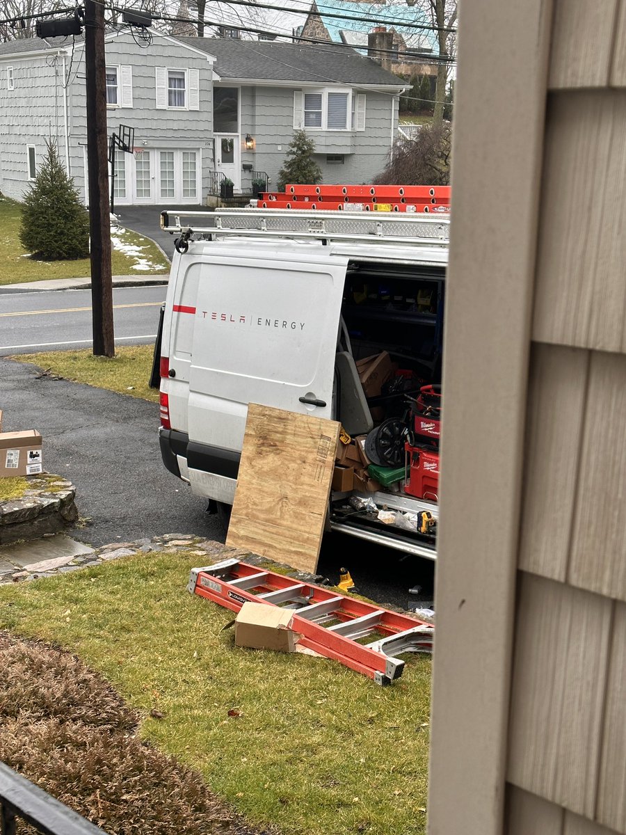 MPNAD27's tweet image. I’m not just the CFO but I’m also a happy consumer of everything renewable!  Thank you Tesla for electrifying my world!  After this MY LIFE will be 100 PERCENT TESLA POWERED.  #TeslaModelX #TeslaEnergy #TeslaSolar #TeslaPowerWall