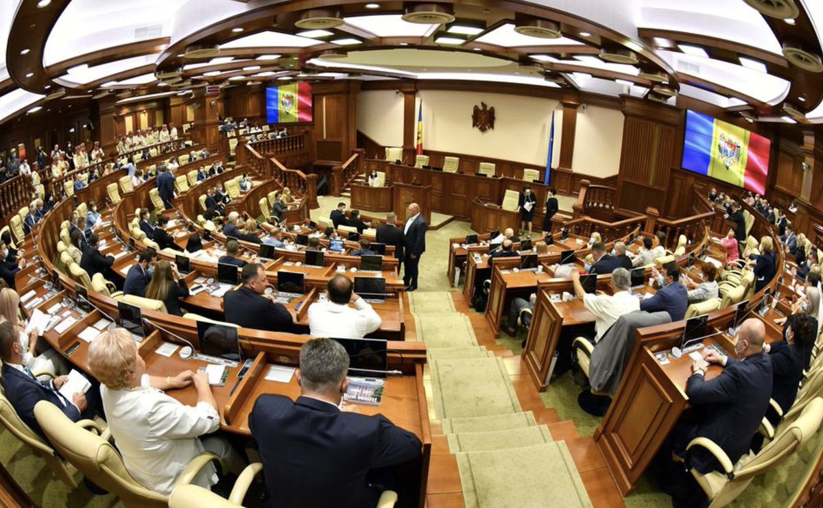 ソ連時代、ルーマニアとベッサラビア(モルドバ)の分割を正当化する為にロシアに押し付けられた「モルドバ語」という表現を国会全会一致で廃止。これからは「ルーマニア語」に。