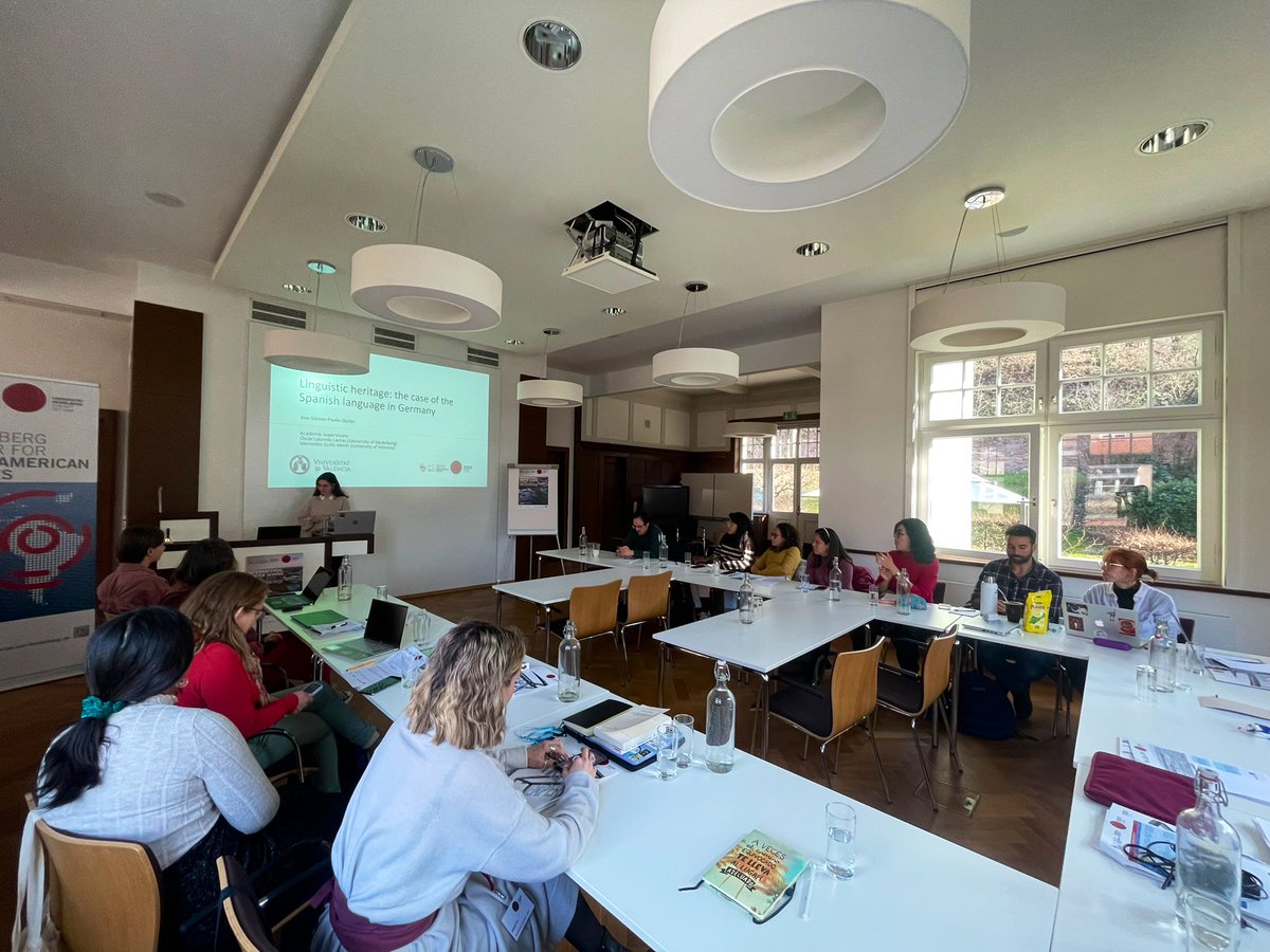 estelaech's tweet photo. Esta tarde de comunicaciones en la #CLAIMS_2023Winterschool concluye con una de mis compañeras del @hcias_unihd, Ana Gómez-Pavón Durán, doctoranda que investiga sobre el español como lengua de herencia en Alemania. 👏 https://t.co/xJ8jDOVkAx