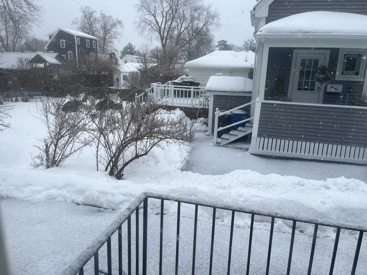 adam_bartow's tweet photo. The parade of snow in Maine continues. HUGE wet flakes in Portland right now #mewx #snow @WMTWTV #mainestotalcoverage https://t.co/3ITZkTpOeg