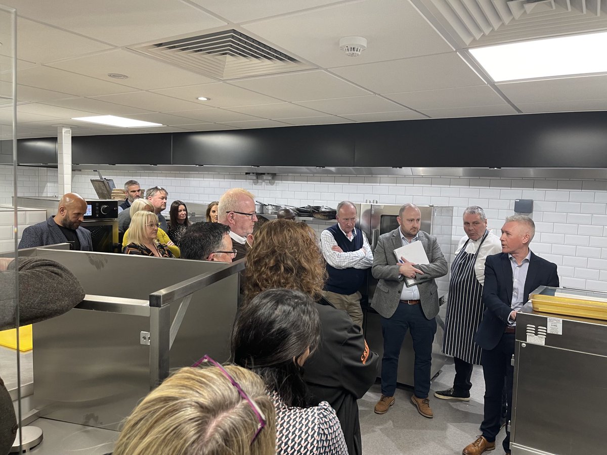 NACCSOUTHEAST's tweet photo. ⁦@TdyneFoodSvc⁩ presenting their amazing hot hold system here at our Seminar ⁦@AdvanceGroupUK⁩ earlier - great day 👍 https://t.co/QZq5FJA9FH