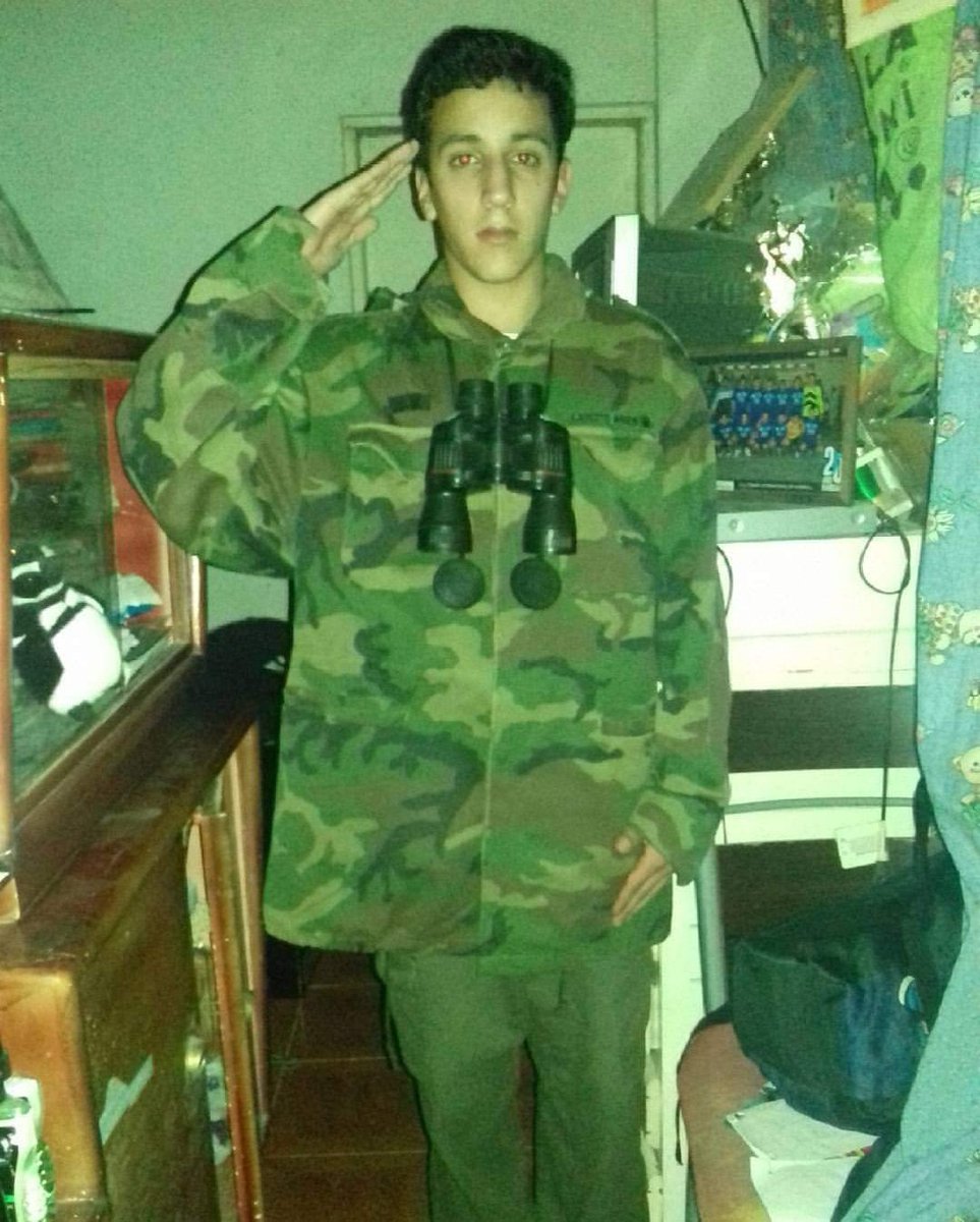 mi mamá: dónde está este pelotudo?? le dije que venga a poner la mesa

yo en el baño practicando antes de ir a rosario para defender a messi