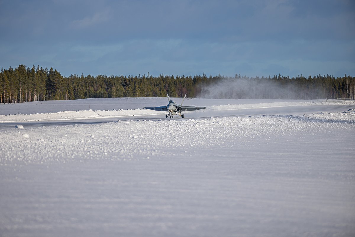 Otimme tällä viikolla Pudasjärven lentokentän käyttöön osana #pohjoinen23-paikallispuolustusharjoitusta. Paksun lumipeitteen alla olleen kentän saaminen lentokuntoon onnistui paikallisen yhteistyökumppanimme avulla hienosti.
#ilmavoimat #laplsto #pudasjärvi #paikallisturvallisuus