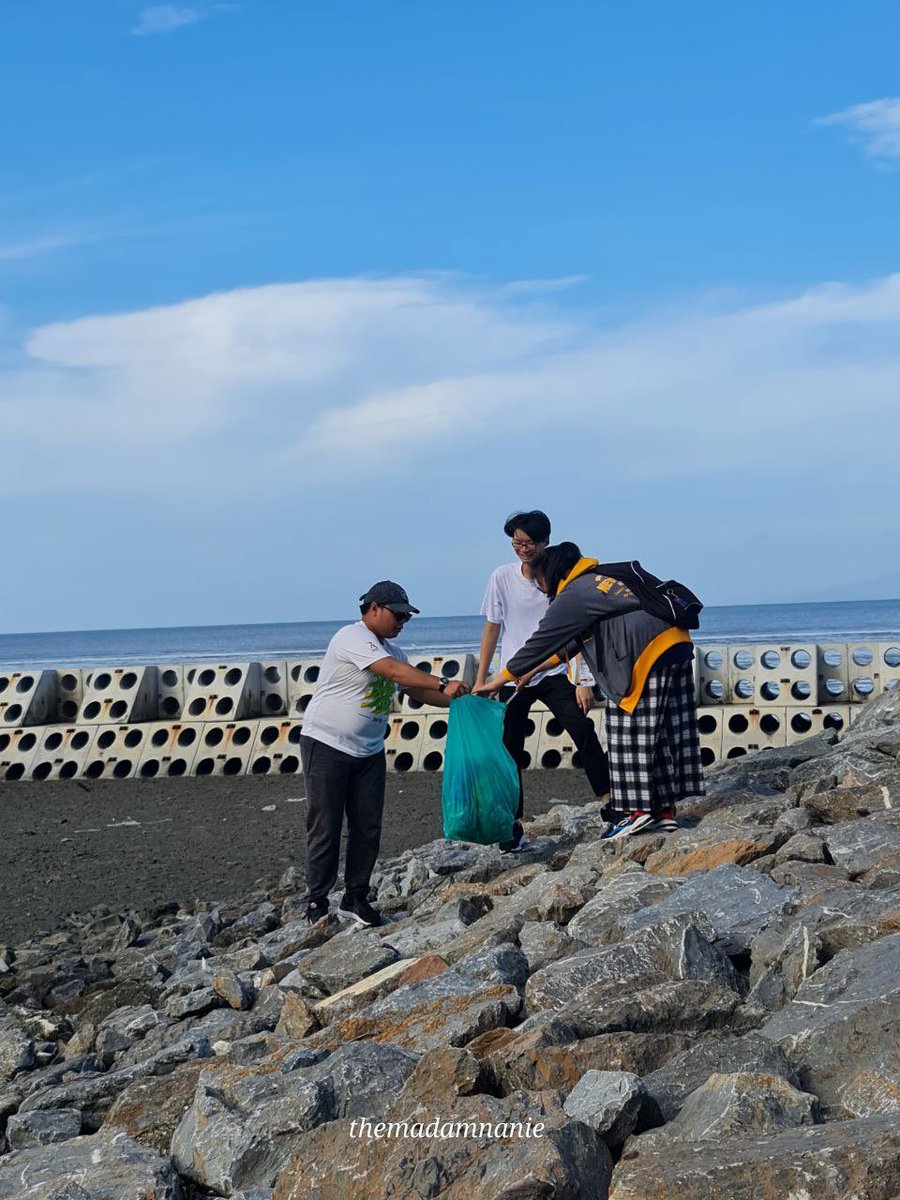 TrashHeroPerlis's tweet photo. #105 Trash Hero Perlis Cleanup @ Kuala Perlis
2/3/2023 (Khamis) seramai 80 orang termasuk 3 kanak-kanak berjaya mengutip sebanyak 99.5kg sampah. HERO2 kali ini terdiri daripada sukarelawan UNIMAP Global Outreach (UNIGO) 2.0. https://t.co/rl68jZ0TyS