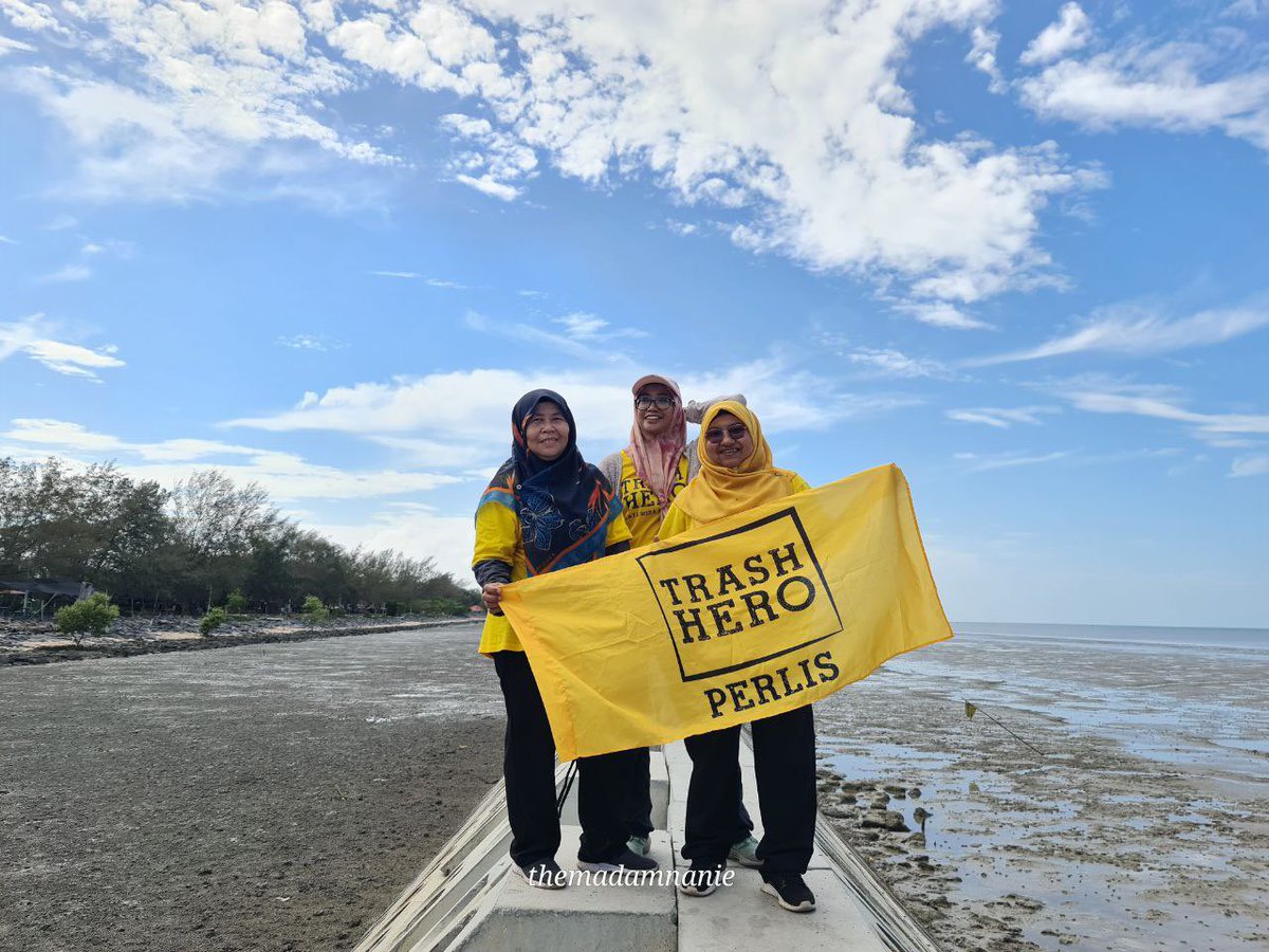 TrashHeroPerlis's tweet photo. #105 Trash Hero Perlis Cleanup @ Kuala Perlis
2/3/2023 (Khamis) seramai 80 orang termasuk 3 kanak-kanak berjaya mengutip sebanyak 99.5kg sampah. HERO2 kali ini terdiri daripada sukarelawan UNIMAP Global Outreach (UNIGO) 2.0. https://t.co/rl68jZ0TyS