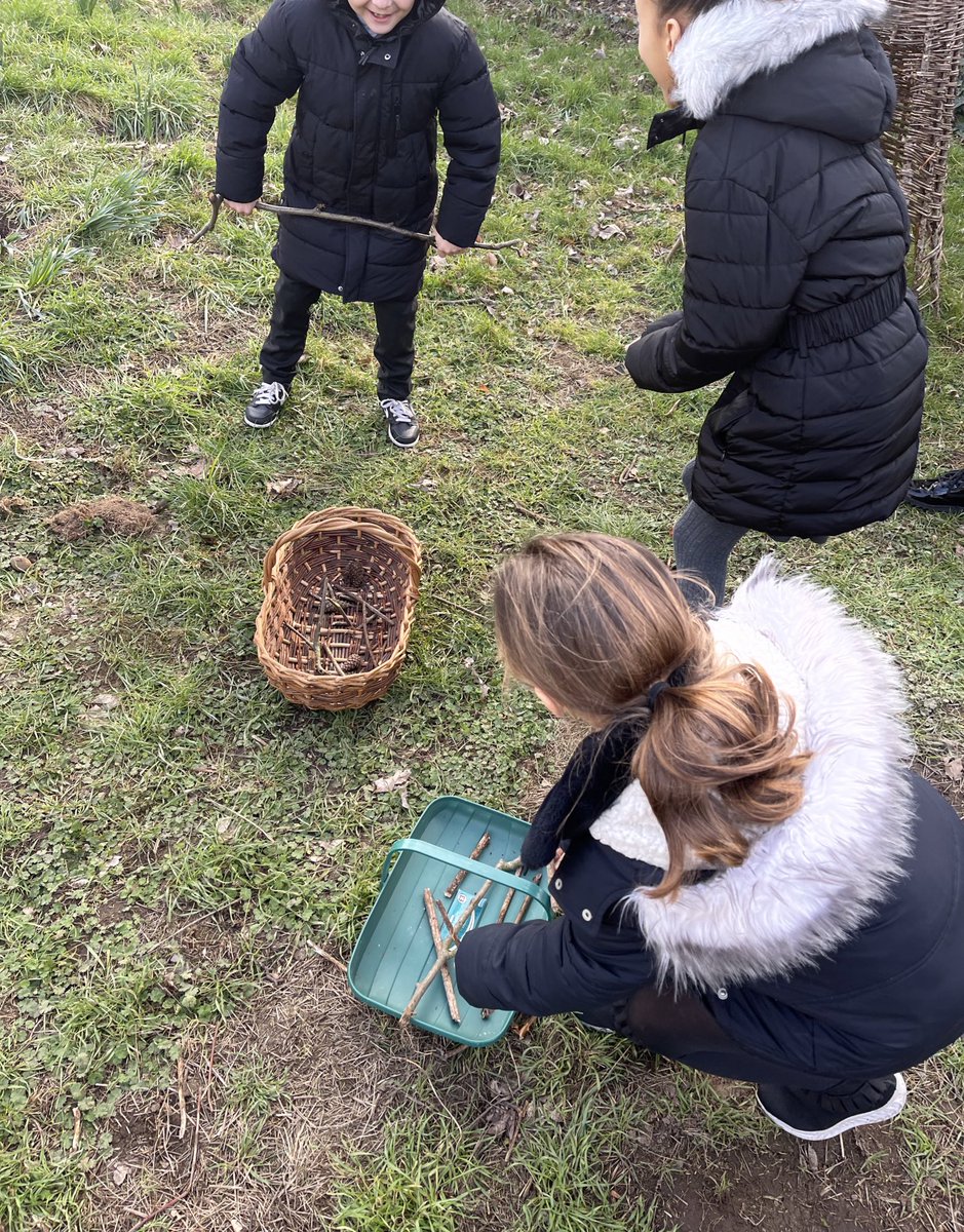 Miss_C_Nelson_'s tweet photo. This morning we went outside to our Forest School to collect and forage for natural materials. We are making recycled bird feeders as part of our Primary Journals. These journals allow us to have extra experiences which we will remember for life. @PelhamPrimary_ https://t.co/bhGjHlknmG