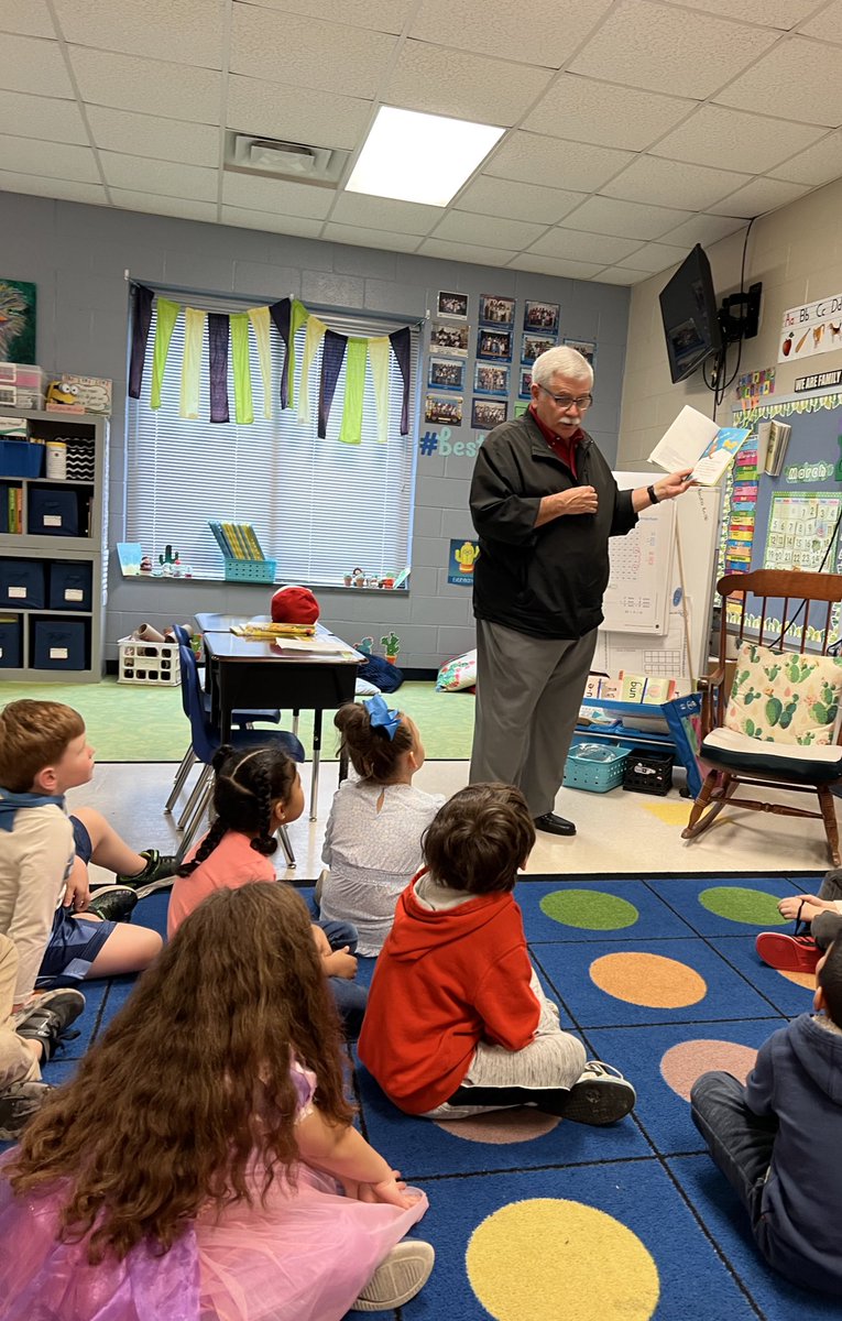 Thanks so much to the Mayor of Newport for reading to my class today! #ReadAcrossAmerica2023 <a href="/CarteretK12/">Carteret County Public School System</a> <a href="/NESHawks/">Newport Elementary School</a> #NewportNC