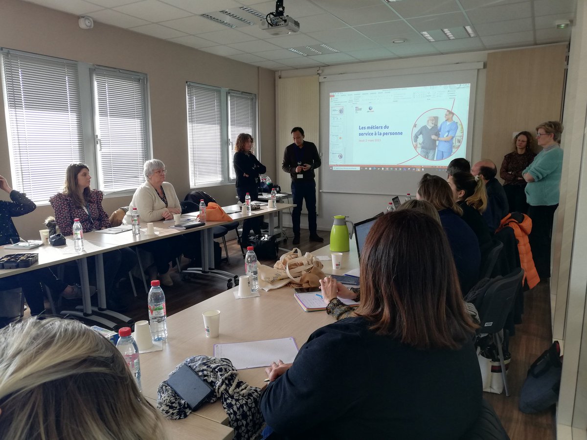 Accélérer les recrutements dans les services à la personne 
➡️15 partenaires, employeurs, organismes de formation aujourd'hui à #PoleemploiBailleul pour trouver ensemble des solutions👏👏
#TousMobilisés #OnEstLàPourVous