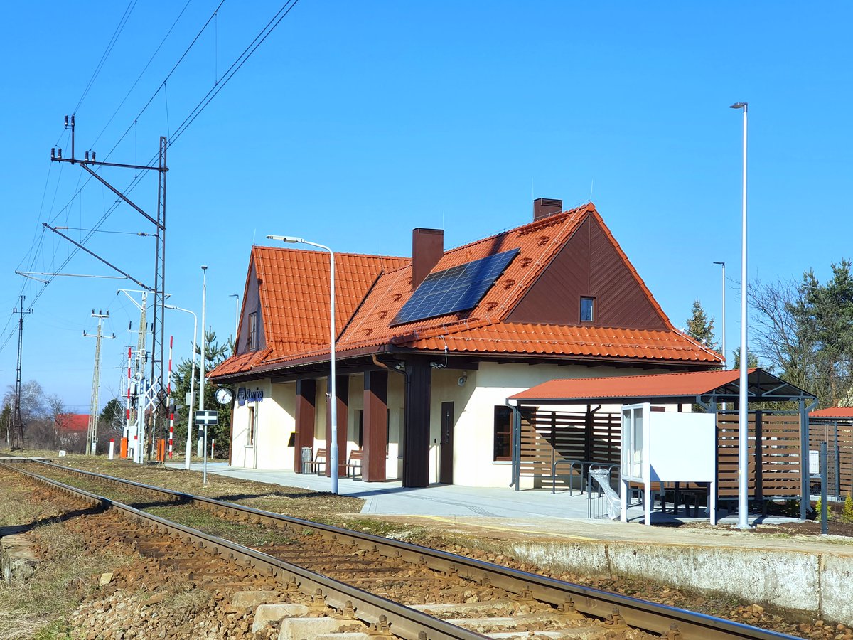 PKP_SA's tweet photo. 1/2 🚄 #Rytro i #Barcice – pierwsze #dworce #𝗣𝗞𝗣 S.A. w Dolinie Popradu otwarte dla podróżnych! 🎉 Obiekty te są niewielkich rozmiarów, łączą w wyglądzie nowoczesność i ⛰ górski charakter, a do tego są przyjazne środowisku i osobom z niepełnosprawnościami. https://t.co/bZHQJpxwlK