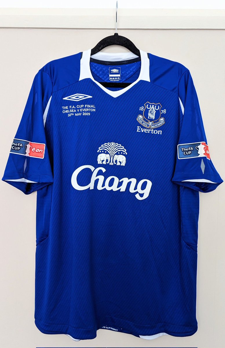 _luke1878_'s tweet image. 🔵 My holy grail has just arrived!
Match worn Everton 08/09 Home - worn by Leighton Baines in the FA Cup Final against Chelsea 🏆
Love this shirt, the embroidered match details are great, and the sleeve patches are really nice too 👌
Instantly my favourite in the collection 😁