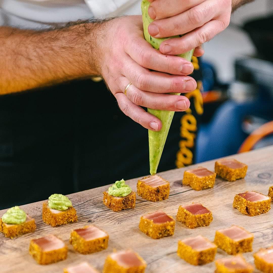 ¿Conoces nuestro servicio de catering? 🤩

En La Canasta disponemos de un servicio de catering con y sin camareros 🧺🧡 Llámanos para asesorarte al 673 799 335 📞