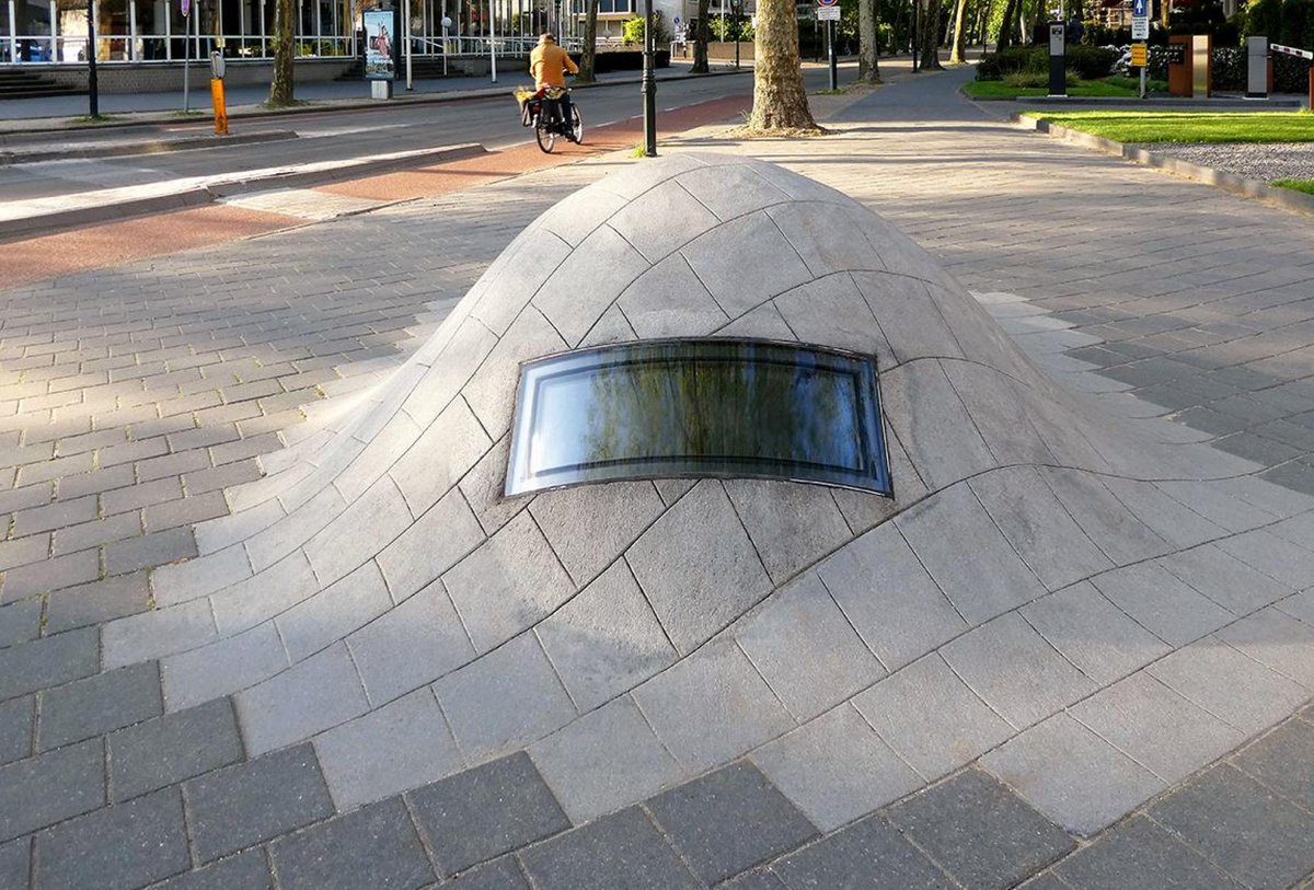 Kunst op donderdag - Swol van Ram Katzir is een heavelachtig object bij station Zwolle. Het werk is deel van de kunstroute Portal, die hij samen met Chaja Hertog en Nir Nadler realiseerde. #spoorbeeldig #kunstopstations #kunstindeopenbareruimte spoorbeeld.nl/databank/porta…