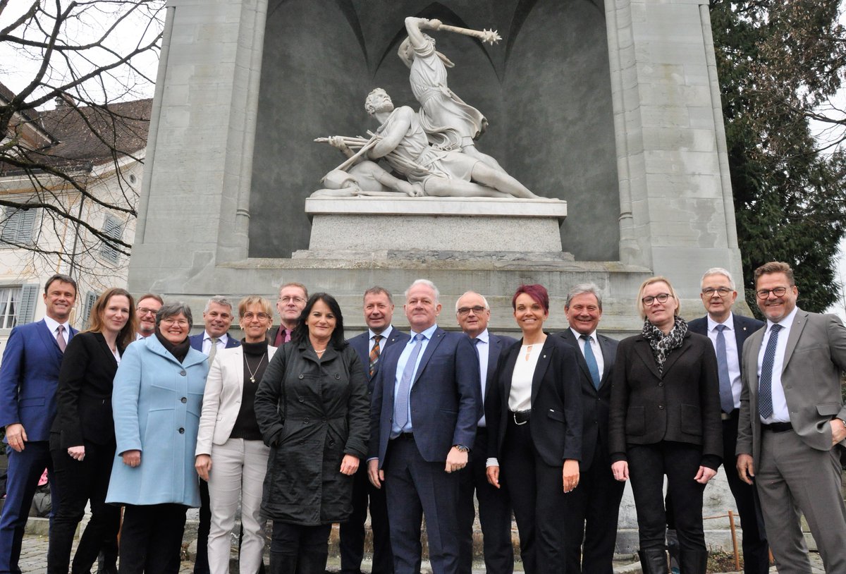 KantonNW's tweet image. Ein enger #Austausch fördert den Zusammenhalt unter den Kantonen. Der Nidwaldner Regierungsrat empfing den Regierungsrat des @kanton_bern und sprach mit ihm über politische Herausforderungen. Daneben blieb Zeit für Besichtigungen der #Pilatus Flugzeugwerke und der #Glasi.