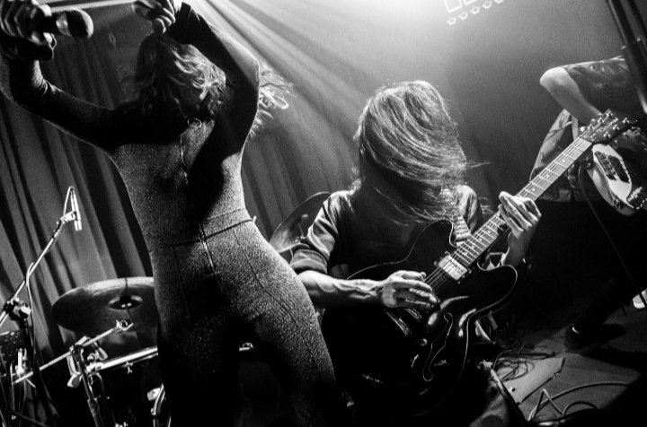 Pueden tocar el fuego
y no quemarse.
<a href="/hermanafuria/">Hermana Furia</a> son nuestras jefas