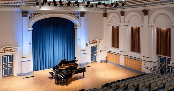 Tomorrow (Fri) we'll be singing the lunchtime concert at the @uolconcerts in the Clothworkers Centenary Concert Hall. It's free to attend and we'd love to see some friendly faces in the audience 🥰
📅 Fri 3 March '23, ⏰ 1.05pm
📍 Clothworkers Centenary Concert Hall, Uni of Leeds