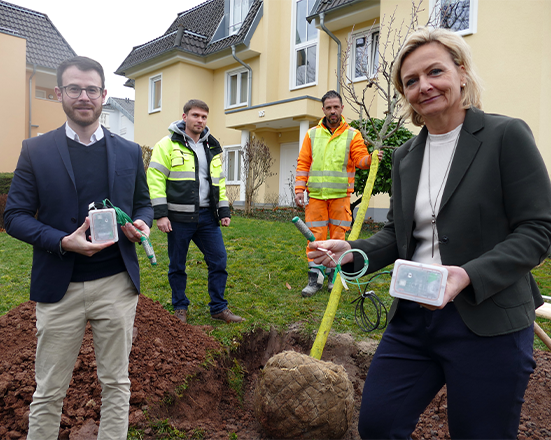 Stadtwerke Pforzheim (@swp_pforzheim) on Twitter photo Smarte Bäume? #SmartCity machts möglich! Gemeinsam mit der <a href="/stadt_pforzheim/">Stadt Pforzheim</a> wurden vergangene Woche erste Feucht- & Temperatursensoren im Wurzelbereich städt. Bäume gesetzt. Mittels #LoRaWAN kann bedarfsgerecht gewässert werden.
bit.ly/3ZwDfWv Smarte Bäume? #SmartCity machts möglich! Gemeinsam mit der <a href="/stadt_pforzheim/">Stadt Pforzheim</a> wurden vergangene Woche erste Feucht- & Temperatursensoren im Wurzelbereich städt. Bäume gesetzt. Mittels #LoRaWAN kann bedarfsgerecht gewässert werden.
bit.ly/3ZwDfWv