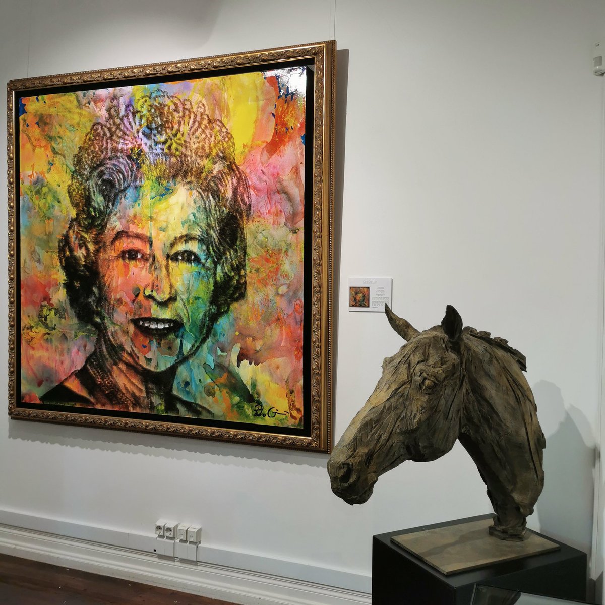 Just a picture of two incredible #artworks by two very talented #artists Jurgen Lingl and Pedro Guimarães 🤩💯 Currently being exhibited at the ArtCatto Gallery in #loule 😉 #artcatto #pedroguimaraes #jurgenlingl #fineart #artgallery #investmentart #artcollectors #artworld #art