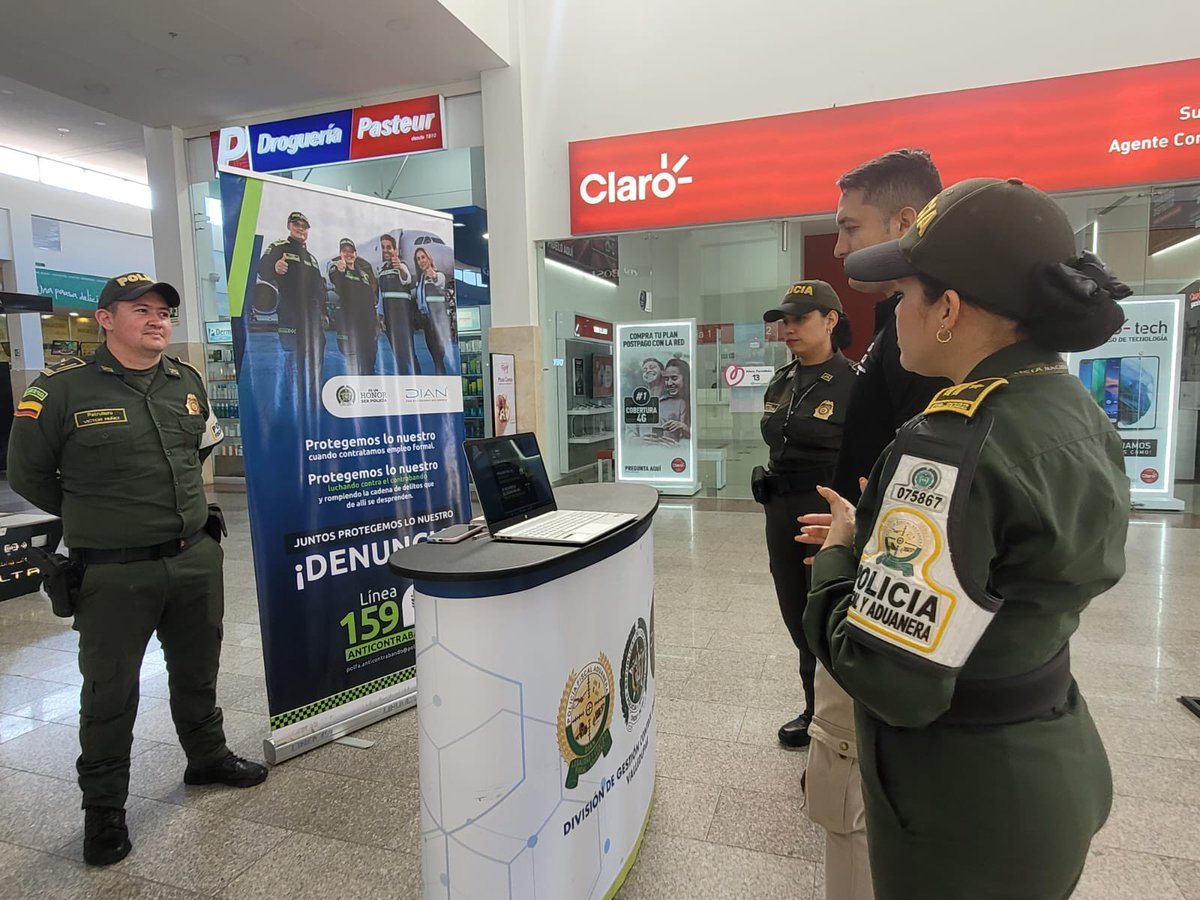 PoliciaAduanera's tweet photo. En el Centro Comercial Los Mayales de #Valledupar, realizamos campaña de prevención dando a conocer a la comunidad las consecuencias del comercio ilícito de cigarrillos. #DiosYPatria #EsUnHonorSerPolicía https://t.co/WF07xyel1Y
