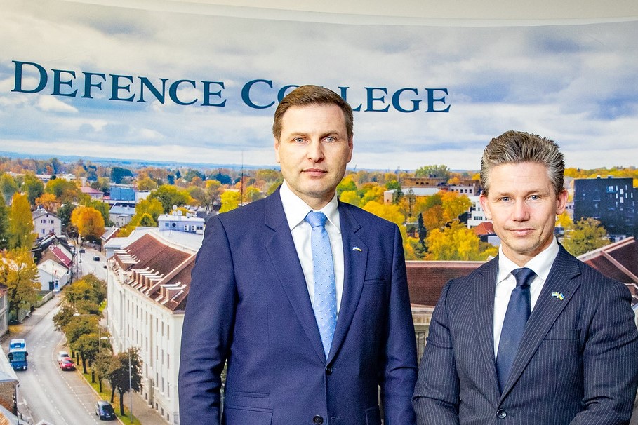kaitsemin's tweet photo. 🇪🇪🤝🇸🇪: Tartus toimunud Balti Kaitsekolledži Venemaa-teemalise konverentsi „Russia’s Futures“ eel kohtus kaitseminister @HPevkur #Rootsi kaitseministri Pål Jonsoniga, et arutada laskemoona ühishanget, kahepoolset koostööd, Rootsi liitumist #NATO-ga.
https://t.co/xnYZ0R7bfO https://t.co/gUvh5vPS8M