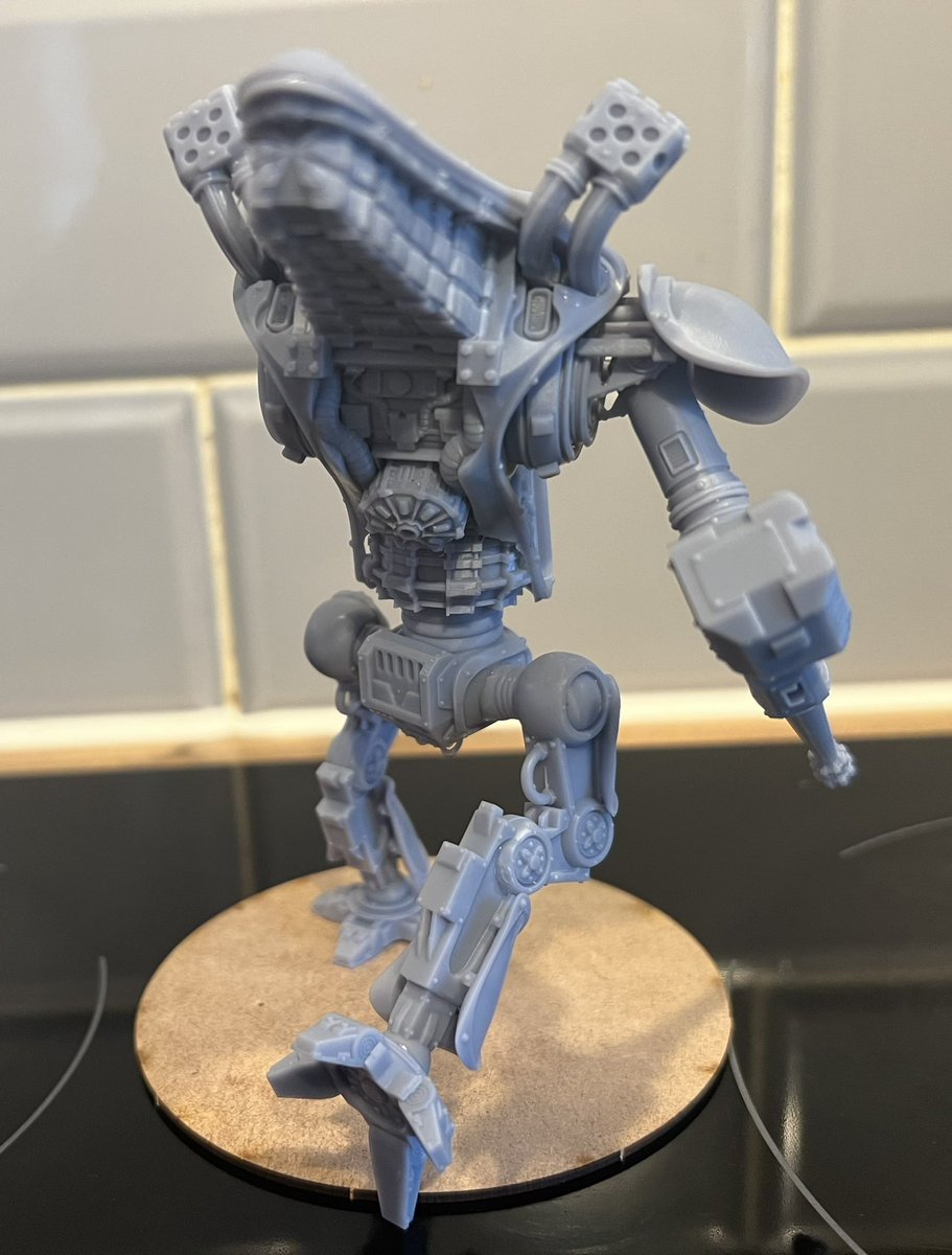 MurraysMinis's tweet photo. First test print is done, only two parts failed and I forgot to print a second shoulder pivot. Hence the one arm. Second test is running! #imperialknight #warhammer40k #3dprinting #miniaturepainting https://t.co/fCY663zVF1
