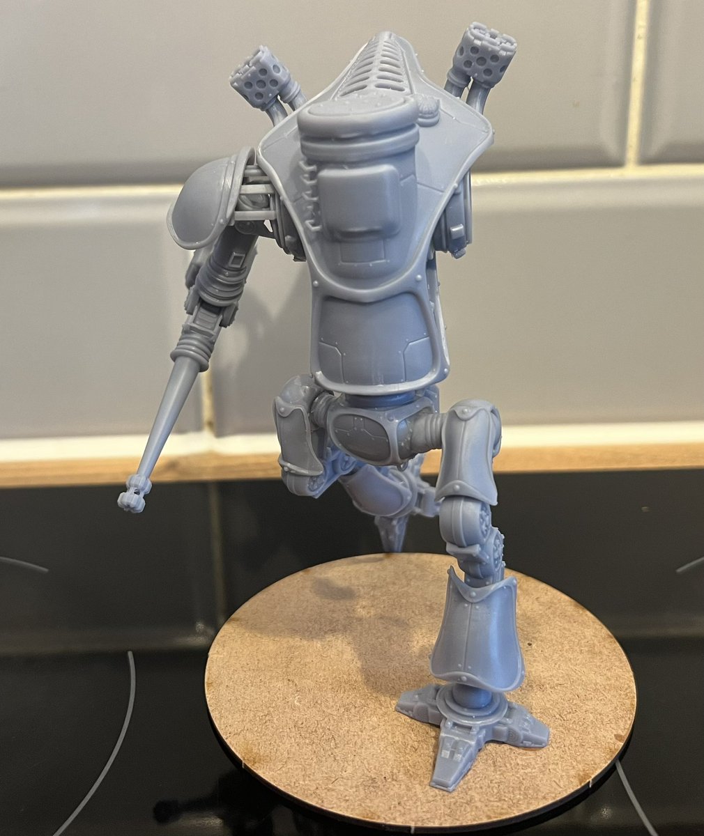 MurraysMinis's tweet photo. First test print is done, only two parts failed and I forgot to print a second shoulder pivot. Hence the one arm. Second test is running! #imperialknight #warhammer40k #3dprinting #miniaturepainting https://t.co/fCY663zVF1
