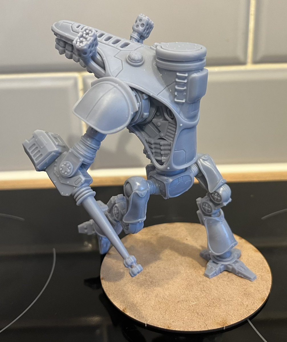 MurraysMinis's tweet photo. First test print is done, only two parts failed and I forgot to print a second shoulder pivot. Hence the one arm. Second test is running! #imperialknight #warhammer40k #3dprinting #miniaturepainting https://t.co/fCY663zVF1