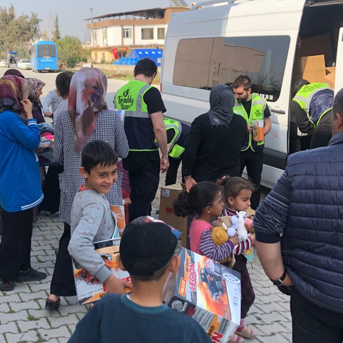 traddybear's tweet photo. 📍Hatay 

Sizlerin desteğiyle depremzede çocuklarımızın yüzünlerini güldürmek için çıktığımız bu yolda kampanyamıza sağladığınız büyük destekle birlikte 28.02.2023 - 01.03.2023 tarihlerinde Hatay’daydık. https://t.co/TFVR2hrfq2