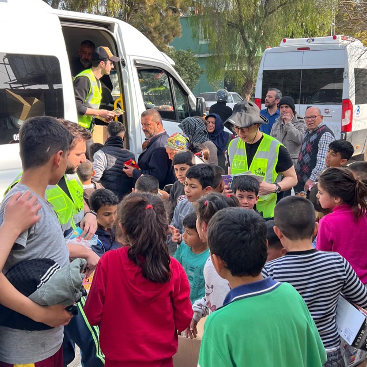 traddybear's tweet photo. 📍Hatay 

Sizlerin desteğiyle depremzede çocuklarımızın yüzünlerini güldürmek için çıktığımız bu yolda kampanyamıza sağladığınız büyük destekle birlikte 28.02.2023 - 01.03.2023 tarihlerinde Hatay’daydık. https://t.co/TFVR2hrfq2