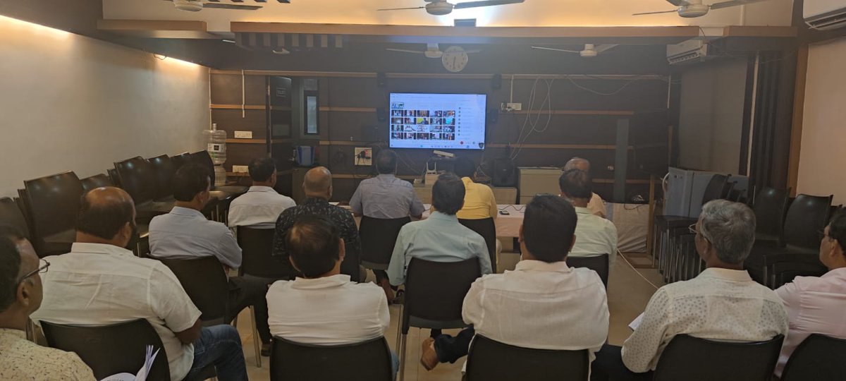ShetSadanand's tweet photo. Addressed Karyakartas of @BJP4Goa via video conference along with Member of Parliament @rekhavermabjp, Chief Minister @DrPramodPSawant and Conveners of the programme to plan the dissemination of President Droupadi Murmu’s speech at the booth level.    –1/2
(@rashtrapatibhvn) https://t.co/ukd6RRmwjV