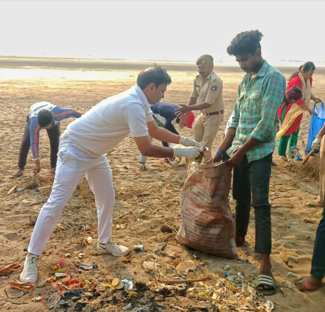 *"દરિયાઈ સફાઈ અભિયાન"ના ભાગરૂપે આજરોજ મરીન પો.સ્ટે. વિસ્તારના  નારગોલ બીચ ખાતે દરિયાઈ સફાઈ  અભિયાનના ભાગરૂપે પો.કર્મચારીઓ,એસ.આર.ડી. સ્ટાફ તથા વસાહતના માછીમારો,નારગોલ ગામના સરપંચ તથા નાગરિકો દ્વારા સફાઈ કરવામાં આવી તેમજ સ્વચ્છતા અંગે જાગૃત કરી સ્વચ્છતા જાળવી રાખવા સમજ કરવામાં આવી*
