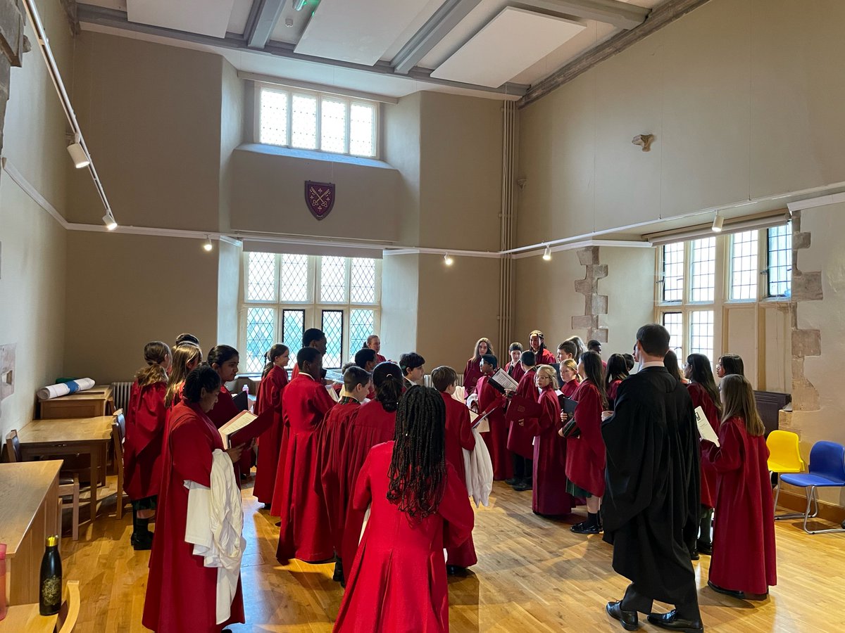 pborochoir's tweet photo. It was wonderful to welcome @peterboroughsch who joined our  #choristers at #Evensong last night. Thank you so much to Miss Burston and Mr Brain for preparing and conducting a beautiful service 🎶

The service included music by composers #Handel, #Dyson and #Pergolesi https://t.co/ueUOQMYlBK