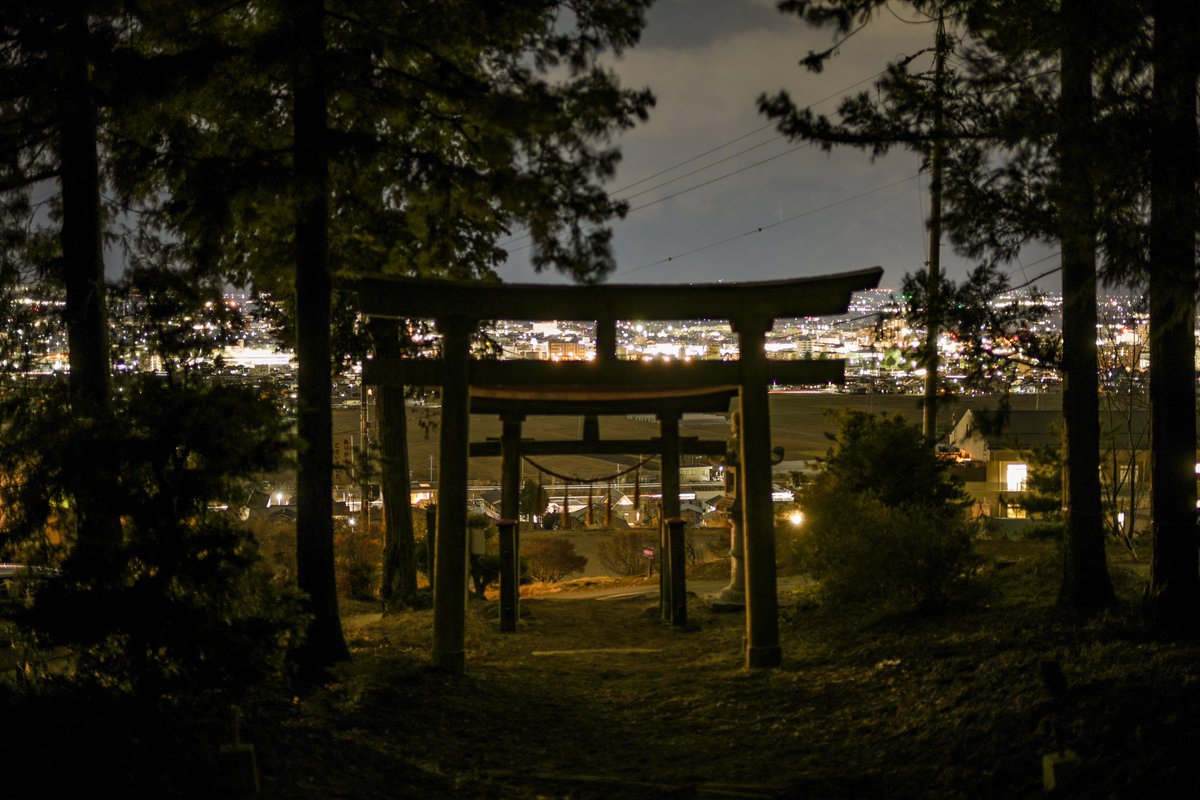 alahavaki's tweet photo. 神社からの眺めが素敵♡
#神社 #夜景 #artphoto #ファインダー越しの私の世界 #写真好きな人と繋がりたい #カメラ好きな人と繋がりたい #お写んぽ #長野カメラ部 #sonya7iv #voiqtlander #nokton50mmf12 #ta96 https://t.co/uTsAH81SJY