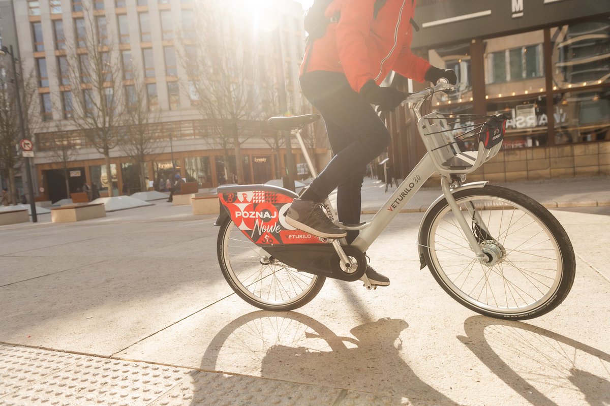 trzaskowski_'s tweet image. Nowe rowery, nowe stacje, proste wypożyczenie i zwrot. Ruszył sezon na zupełnie nowe Veturilo! To 3 tys. miejskich rowerów - w tym elektryki i tandemy, dostępnych na ponad 300 stacjach we wszystkich dzielnicach @warszawa.