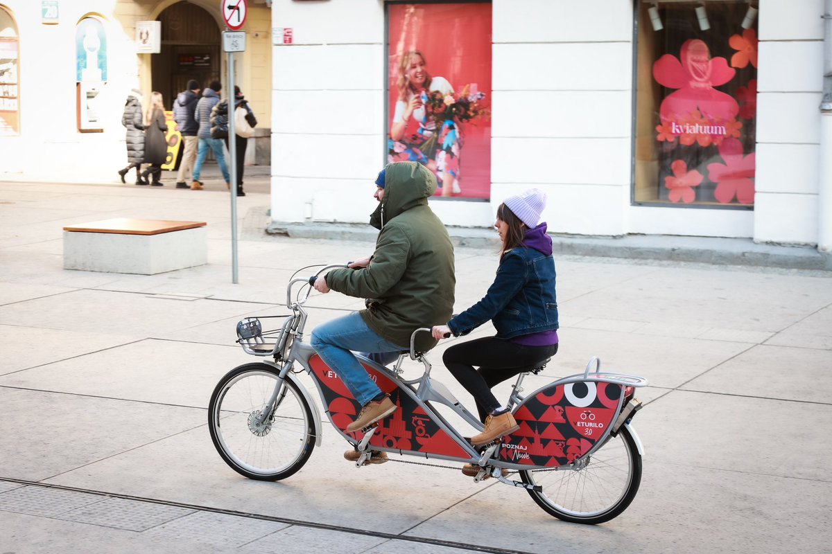 trzaskowski_'s tweet image. Nowe rowery, nowe stacje, proste wypożyczenie i zwrot. Ruszył sezon na zupełnie nowe Veturilo! To 3 tys. miejskich rowerów - w tym elektryki i tandemy, dostępnych na ponad 300 stacjach we wszystkich dzielnicach @warszawa.