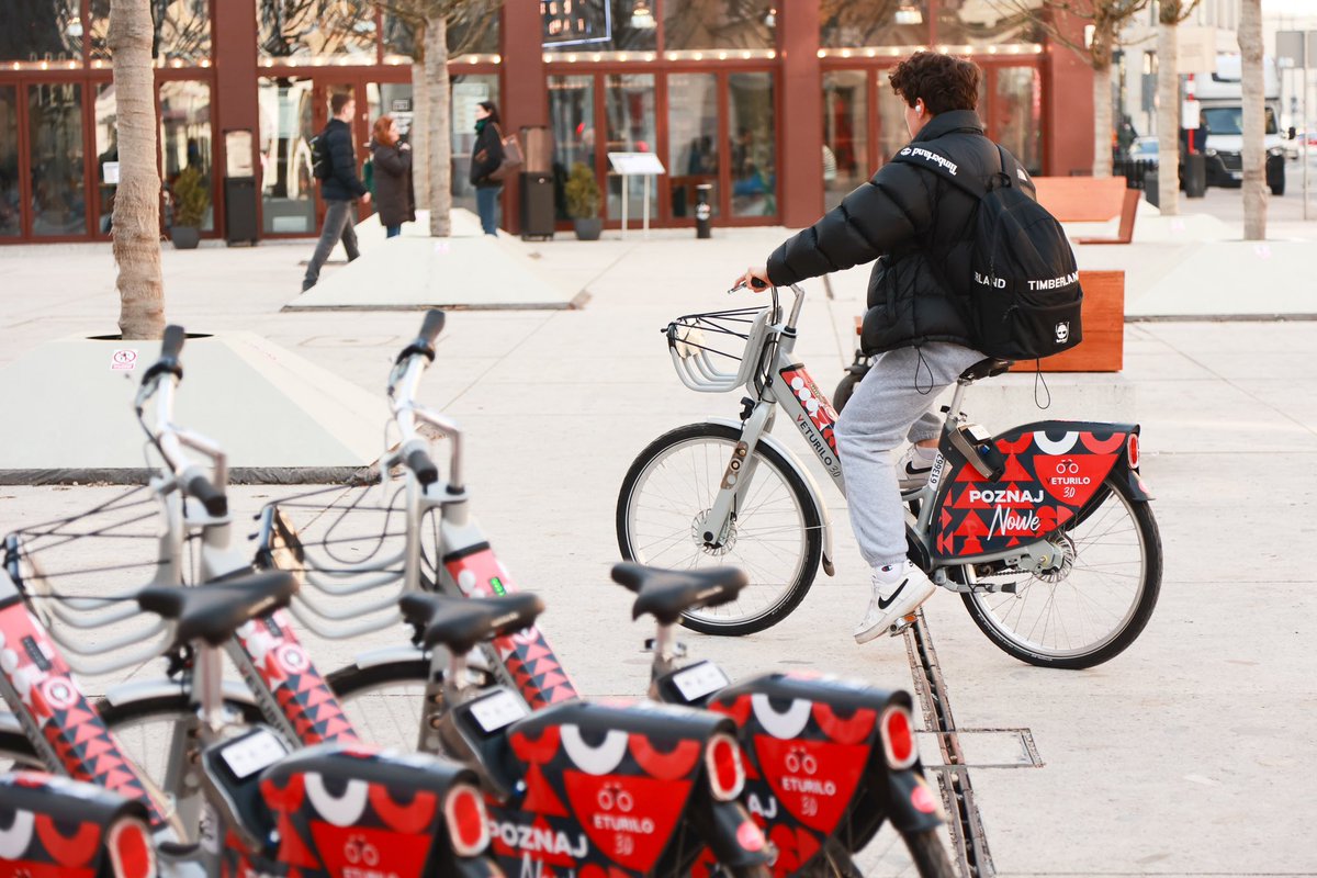 trzaskowski_'s tweet image. Nowe rowery, nowe stacje, proste wypożyczenie i zwrot. Ruszył sezon na zupełnie nowe Veturilo! To 3 tys. miejskich rowerów - w tym elektryki i tandemy, dostępnych na ponad 300 stacjach we wszystkich dzielnicach @warszawa.