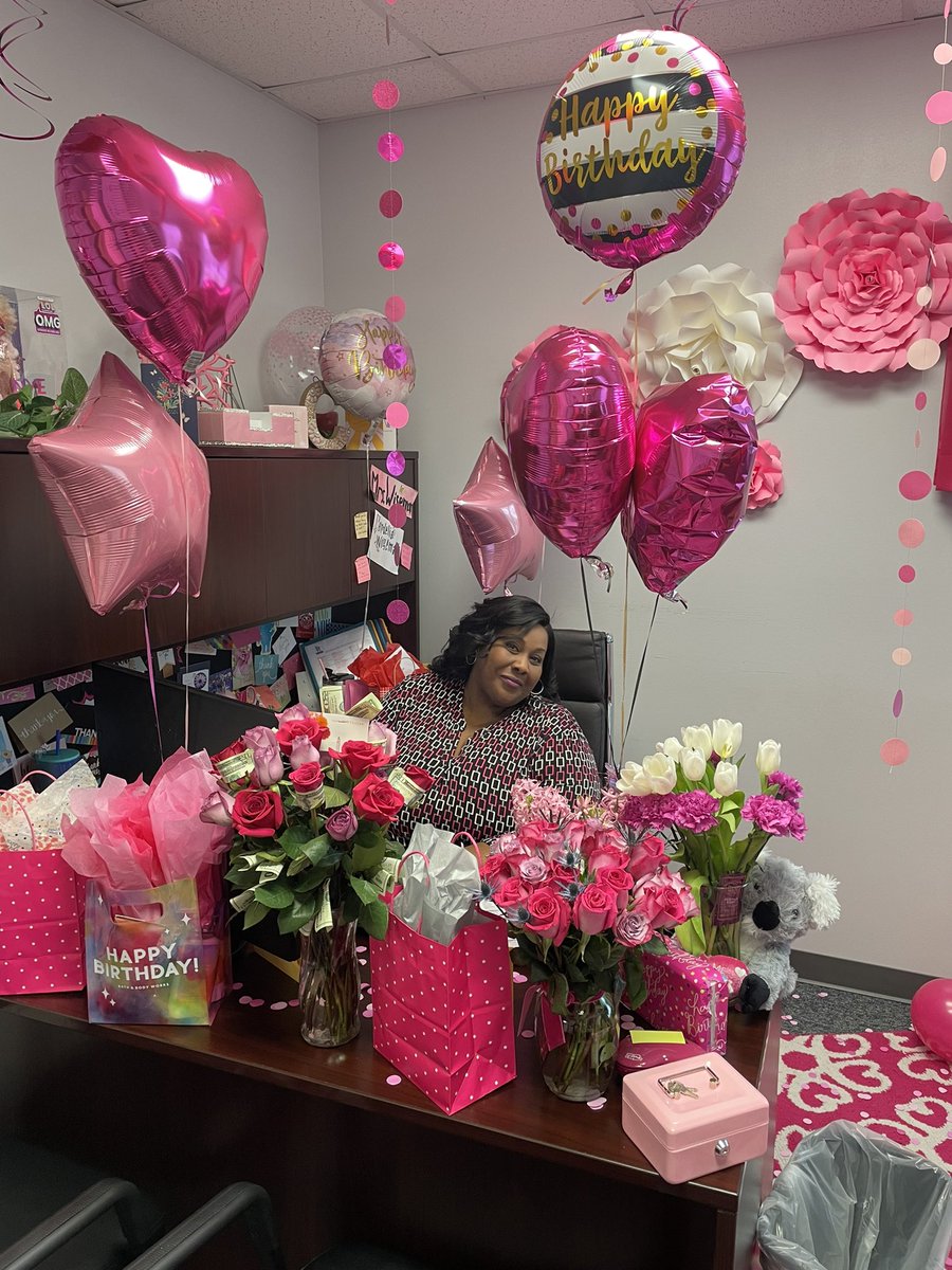 Happy Birthday Ms. Wiseman! We Love you! #Amazing 💗💗<a href="/Robinson_HISD/">Robinson Elementary</a> <a href="/HISDREADY2RISE/">READY2RISE</a>