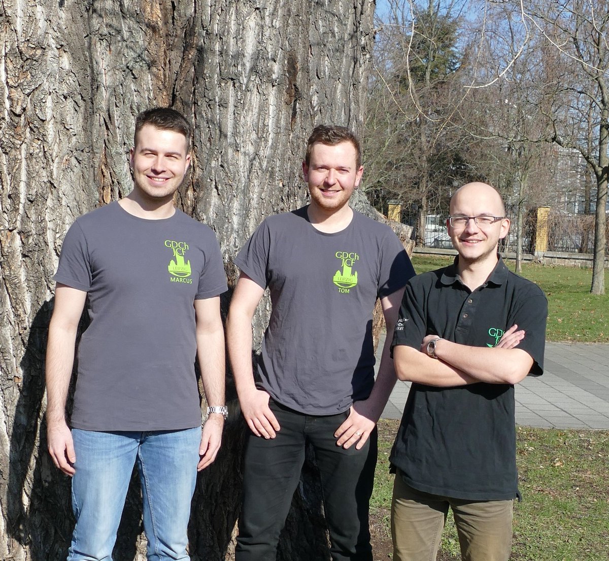 Wir haben ein neues Sprecherteam! 🤩
Tom (Mitte) führt sein Amt als Sprecher aus dem letzten Jahr fort. Richard (rechts) steigt neu als stellvertretender Sprecher ins Team ein. Marcus (links) bleibt ein weiteres Jahr lang Webmaster und Kassenwart.