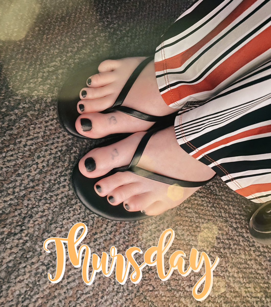 Thursday Happy Feet… the weather is crap so lazy dress it is. Sandal season has officially arrived! 😁😁😁

#sandals #happyfeet #happytoes #toes #feet #makesmehappy #thursdaymorning #thursdayvibes #work #lazy #blacknails #stripes