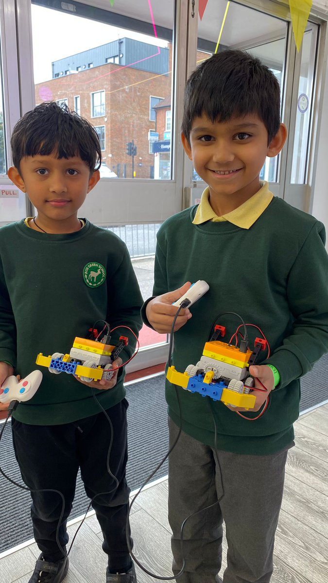 @RG_strath visited our centre in Stanmore for an amazing STEM workshop 💚