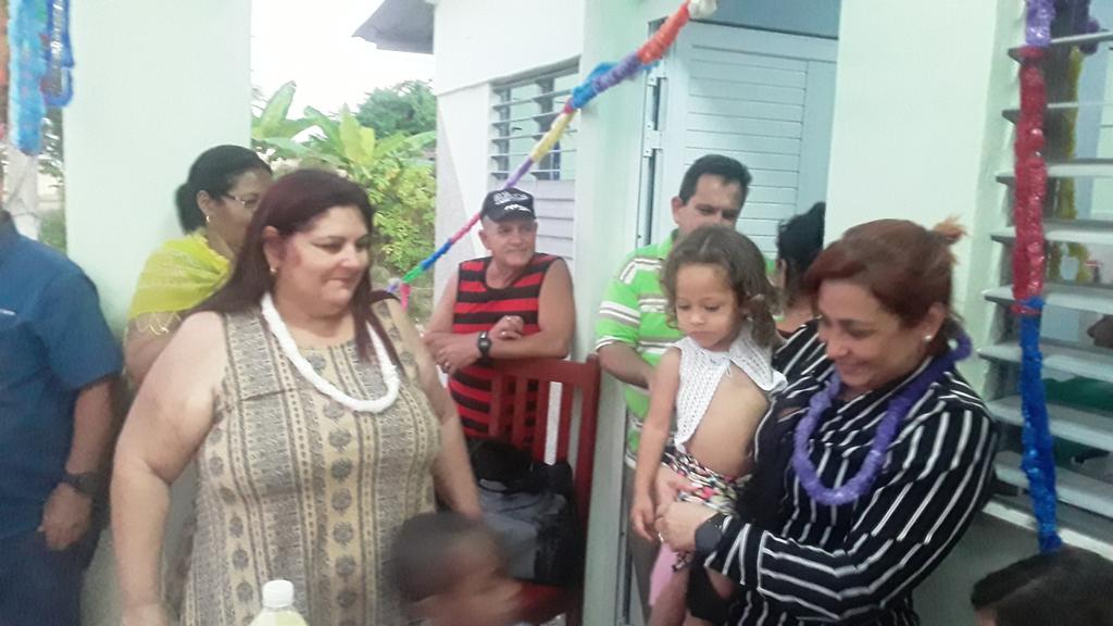 La 1ra Secretaría del Partido con las organizaciones de masas visitan a la niña Irismary en su 13 cumpleaños en el barrio en transformación en marjenes del  río San Juan #mujeresEnrevolucion #matanceros EnVictoria. <a href="/MorfaSusely/">Susely Morfa</a> <a href="/TeresaBoue/">@SecGFMC</a>