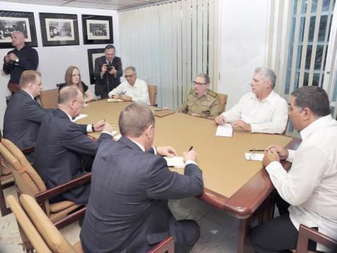 El General de Ejército #RaúlCastro, y el presidente de #Cuba, #MiguelDíazCanel, recibieron al secretario del Consejo de Seguridad de #Rusia, #NikoláiPátrushev, quien realiza una visita de trabajo al país caribeño

radiosantacruz.icrt.cu/raul-y-diaz-ca…