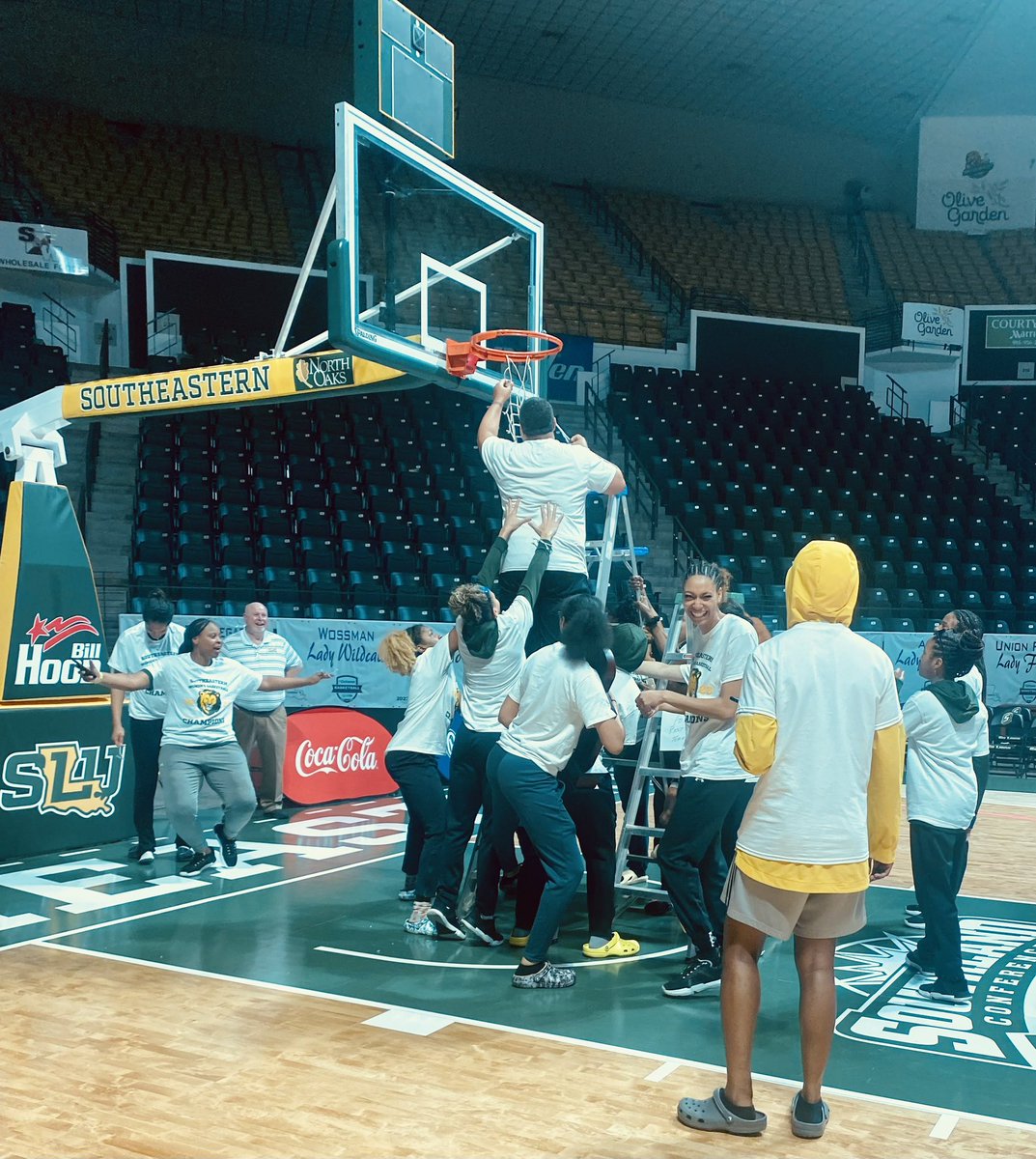 CoachKJLee's tweet photo. They all had jokes when I went up there. One thing for sure I love them! I appreciate them for letting me push them past there comfort zone daily! The relationship matters! #RegSeasonChamps #WeDefend #RiHPapaw #WeNotFinish https://t.co/xXmTtPldm6
