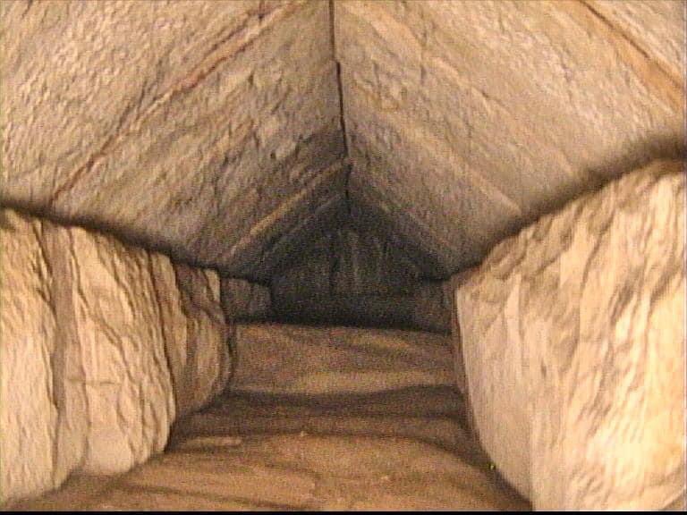 Javier__Sierra's tweet photo. Las imágenes del pasillo descubierto en la Gran Pirámide muestran un corredor que parte de la zona alta de la entrada original del monumento. Un endoscopio ha demostrado lo que muchos sospechan desde hace décadas: que la Gran Pirámide alberga más habitáculos que los que conocemos https://t.co/THcAWrRGy5