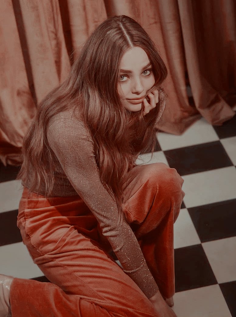 KAIROSGEARP's tweet image. ⠀⠀

             𝖲𝖤   𝗕𝗨𝗦𝗖𝗔  ｡

      ───── Cazadora de Artemisa. Edad: 24. 
      ───── Fc: Kristine Froseth. 
      ───── Trama a explicar por dm.
